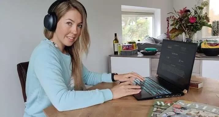 Social media manager Mathia aan het werk