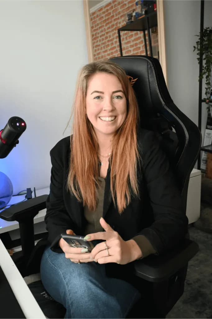 Mathia kijkt in camera